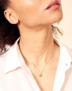 La Médaille Initiale Précieuse Seule - En Vermeil - 10mm -Bijoux Magasin la medaille initiale precieuse 10 mm en vermeil argent et or 24 carats emoi emoi 26 cf44cdb7 effb 48ce b930 69137ccbbe53