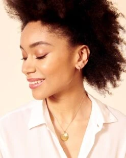 La Médaille Initiale Précieuse - 10 Mm - En Vermeil - Argent Et Or 24 Carats -Bijoux Magasin la medaille initiale precieuse 10 mm en vermeil argent et or 24 carats emoi emoi 7