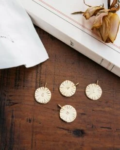 La Médaille Initiale Précieuse - 20 Mm - En Vermeil - Argent Et Or 24 Carats 18 La Médaille Initiale Précieuse - 20 Mm - En Vermeil - Argent Et Or 24 Carats -Bijoux Magasin la medaille initiale precieuse 20 mm en vermeil argent et or 24 carats emoi emoi 10