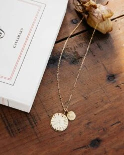 La Médaille Initiale Précieuse - 20 Mm - En Vermeil - Argent Et Or 24 Carats 15 La Médaille Initiale Précieuse - 20 Mm - En Vermeil - Argent Et Or 24 Carats -Bijoux Magasin la medaille initiale precieuse 20 mm en vermeil argent et or 24 carats emoi emoi 21