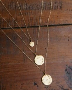 La Médaille Initiale Précieuse - 20 Mm - En Vermeil - Argent Et Or 24 Carats 16 La Médaille Initiale Précieuse - 20 Mm - En Vermeil - Argent Et Or 24 Carats -Bijoux Magasin la medaille initiale precieuse 20 mm en vermeil argent et or 24 carats emoi emoi 4