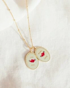 La Médaille Toi Moi Dorée à L’or 24 Carats - Rouge Et Bleu Nuit - 20mm -Bijoux Magasin la medaille mama love doree a l or 24 carats email rouge et bleu nuit emoi emoi 7 e92fbc19 e6ab 42fd b08b 1039c1ad5f36