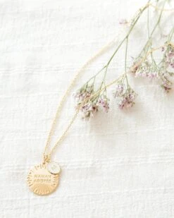 La Médaille Maman Adorée - Dorée à L'or Fin 24 Carats - 20mm -Bijoux Magasin la medaille maman adoree doree a l or fin 24 carats 20 mm emoi emoi 33c14b8b f6ea 4abc b31d df0e92e0879f