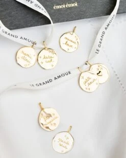 La Médaille Précieuse Seule Grande Sœur - En Vermeil - 17mm 16 La Médaille Précieuse Seule Grande Sœur - En Vermeil - 17mm -Bijoux Magasin la medaille precieuse fee marraine 17 mm dore 5 0ad401e9 2e52 4ab0 bc1b 7a49fabec31f