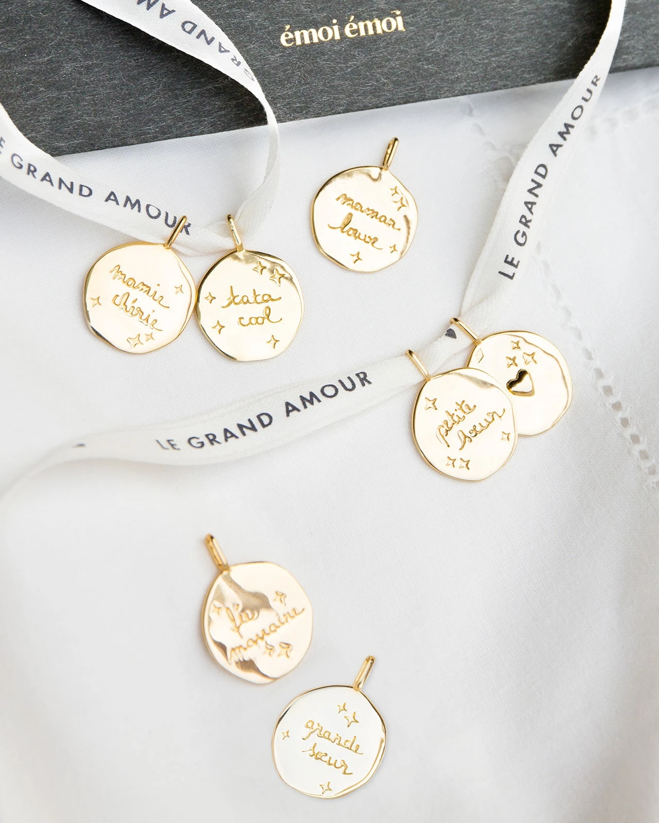 La Médaille Précieuse Seule Grande Sœur - En Vermeil - 17mm 8 La Médaille Précieuse Seule Grande Sœur - En Vermeil - 17mm – Image 6