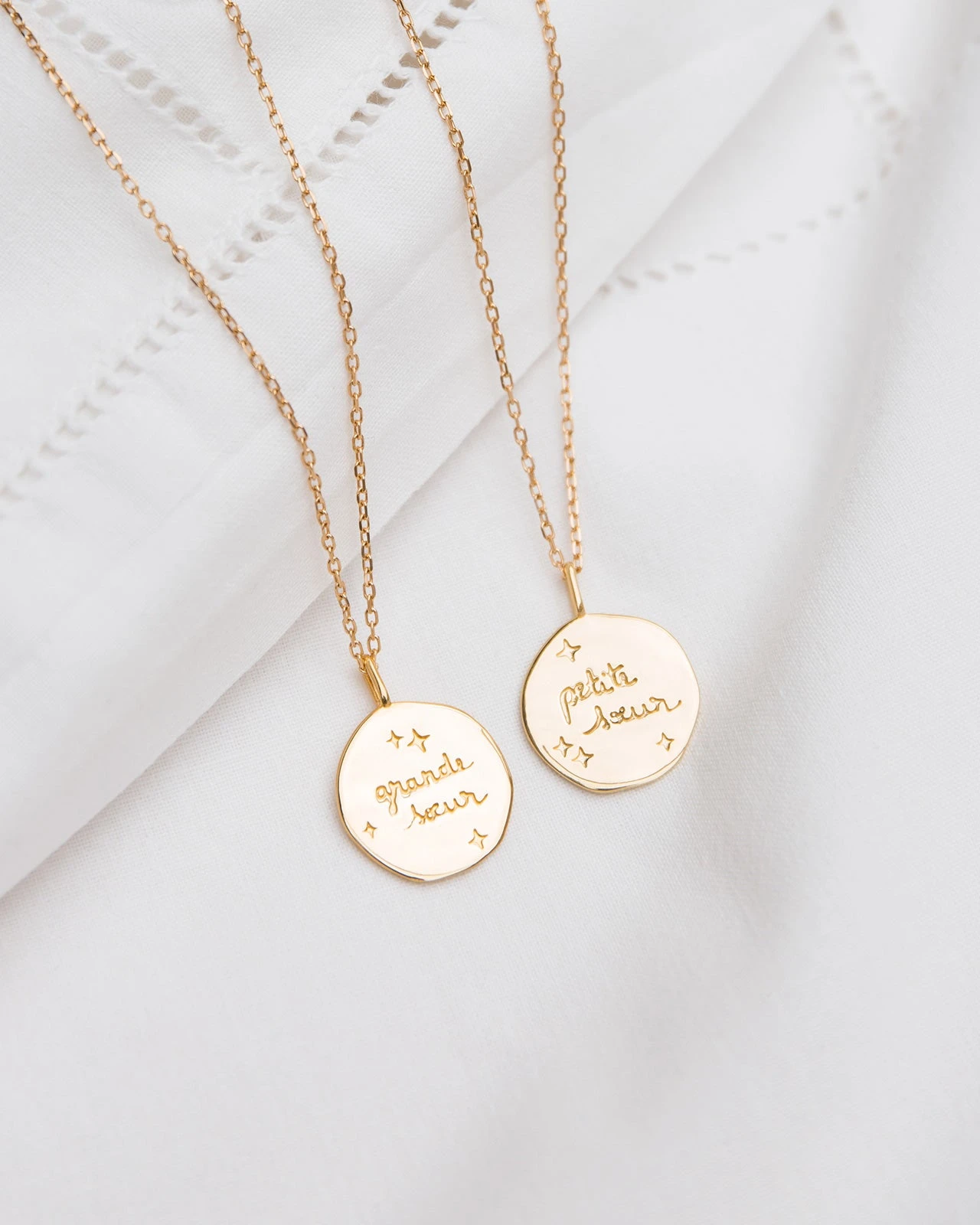 La Médaille Précieuse Seule Grande Sœur - En Vermeil - 17mm 10 La Médaille Précieuse Seule Grande Sœur - En Vermeil - 17mm – Image 8