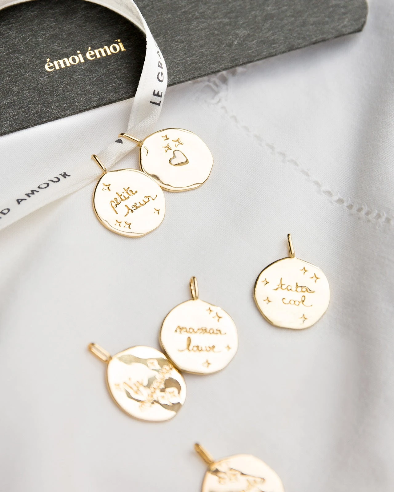 La Médaille Précieuse Seule Maman Louve - En Vermeil - 17mm 11 La Médaille Précieuse Seule Maman Louve - En Vermeil - 17mm – Image 9