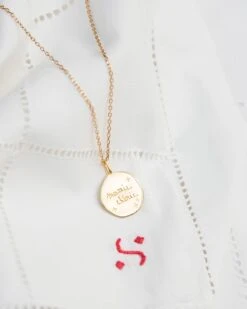 La Médaille Précieuse Mamie Chérie - 17 Mm - En Vermeil 23 La Médaille Précieuse Mamie Chérie - 17 Mm - En Vermeil -Bijoux Magasin la medaille precieuse mamie cherie dore 17 mm 9 d5bc6884 a932 4c5c a17e 95a9d7c5bca9