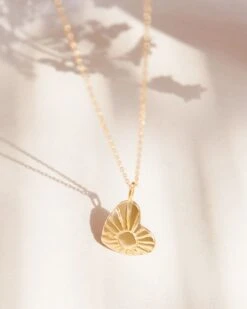 La Médaille Précieuse Soleil De Ma Vie - 16 Mm - En Vermeil -Bijoux Magasin la medaille precieuse soleil de ma vie en vermeil 16 mmweb