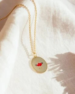 La Médaille Toi Moi Dorée à L’or 24 Carats - Rouge Et Bleu Nuit - 20mm -Bijoux Magasin la medaille toi moi doree a l or 24 carats email rouge et bleu nuit emoi emoi 4 8bd23f16 b714 4791 afde 55dabd452935