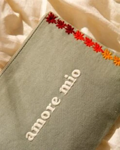 La Pochette Brodée Amore Mio - Vert D'eau -Bijoux Magasin la pochette brodee amore mio vert deau emoi emoi 4