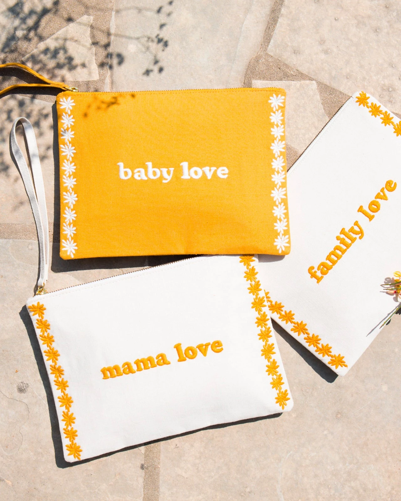 La Pochette Brodée Baby Love - Mangue 4 La Pochette Brodée Baby Love - Mangue – Image 2