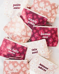 La Pochette Brodée Maman Cool En Coton Bio - Anémones Rhubarbes -Bijoux Magasin la pochette brodee maman cool en coton bio anemones rhubarbes