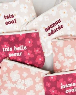 La Pochette Brodée Maman Cool En Coton Bio - Anémones Rhubarbes -Bijoux Magasin la pochette brodee maman cool en coton bio anemones rhubarbes 2 a98e0fe5 18ae 42bb 880b 247f2051020c