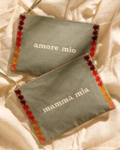 La Pochette Brodée Mamma Mia - Vert D'eau -Bijoux Magasin la pochette brodee mamma mia vert deau emoi emoi 2