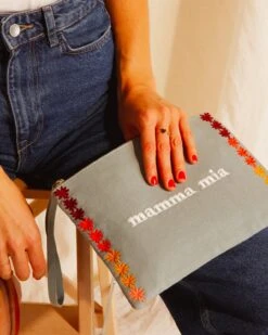 La Pochette Brodée Mamma Mia - Vert D'eau -Bijoux Magasin la pochette brodee mamma mia vert deau emoi emoi 5