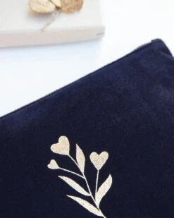 La Pochette Maman Adorée En Velours - Charbon 8 La Pochette Maman Adorée En Velours - Charbon -Bijoux Magasin la pochette maman adoree en velours charbon emoi emoi 1