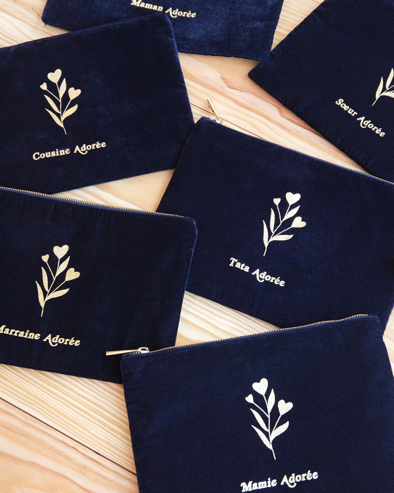 La Pochette Maman Adorée En Velours - Charbon 4 La Pochette Maman Adorée En Velours - Charbon – Image 2