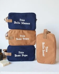 La Trousse De Toilette Brodée Très Beau Papa - Charbon -Bijoux Magasin la trousse de toilette brodee tres beau papa charbon emoi emoi 1