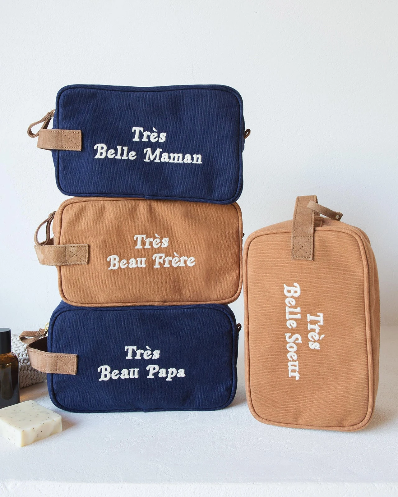 La Trousse De Toilette Brodée Très Belle Sœur - Caramel 4 La Trousse De Toilette Brodée Très Belle Sœur - Caramel – Image 2