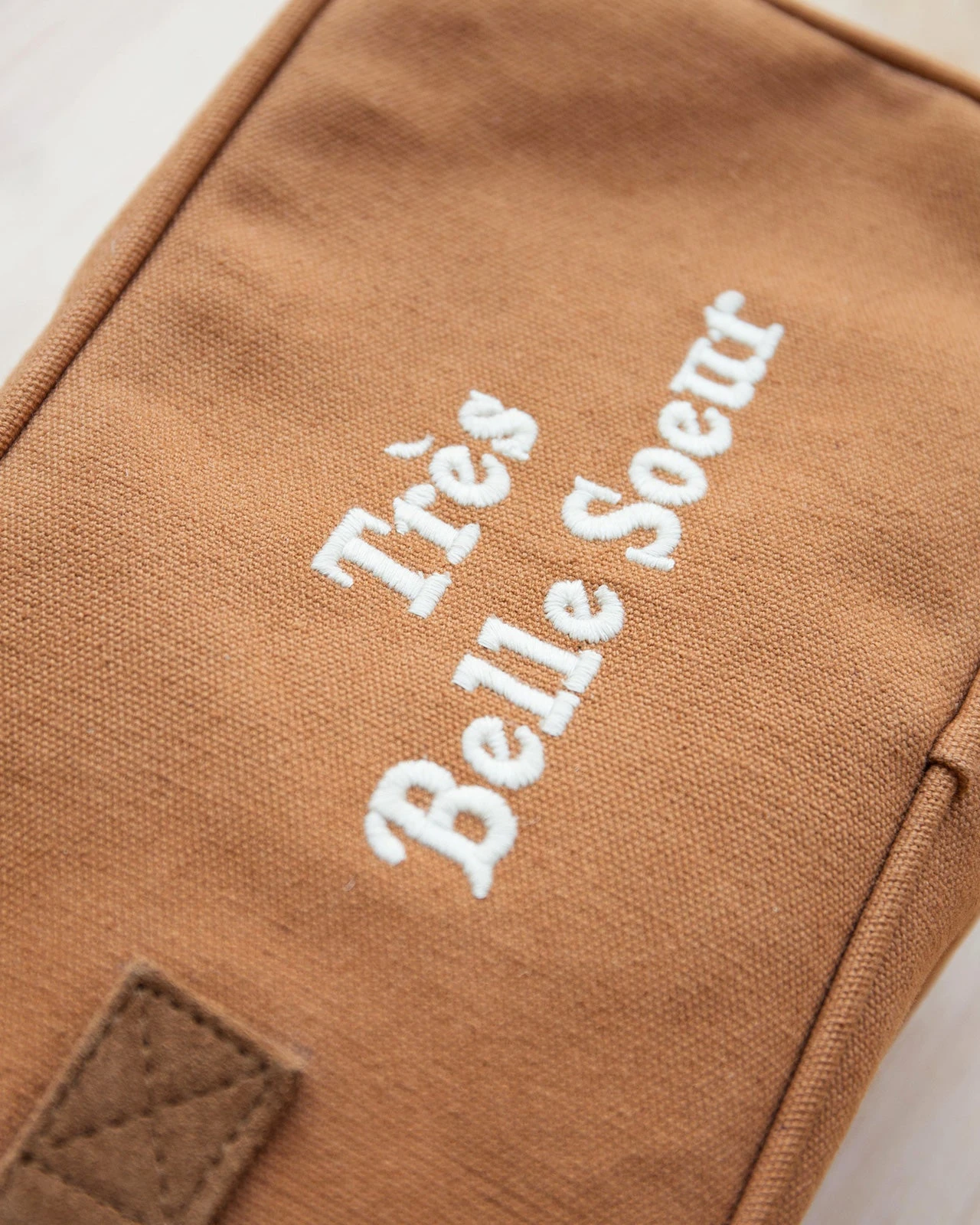 La Trousse De Toilette Brodée Très Belle Sœur - Caramel 5 La Trousse De Toilette Brodée Très Belle Sœur - Caramel – Image 3