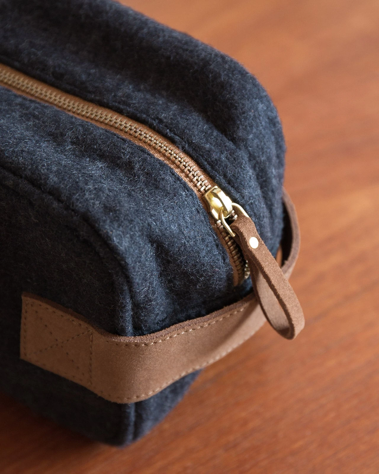 La Trousse De Toilette Le Parrain En Laine - Gris Anthracite 6 La Trousse De Toilette Le Parrain En Laine - Gris Anthracite – Image 4