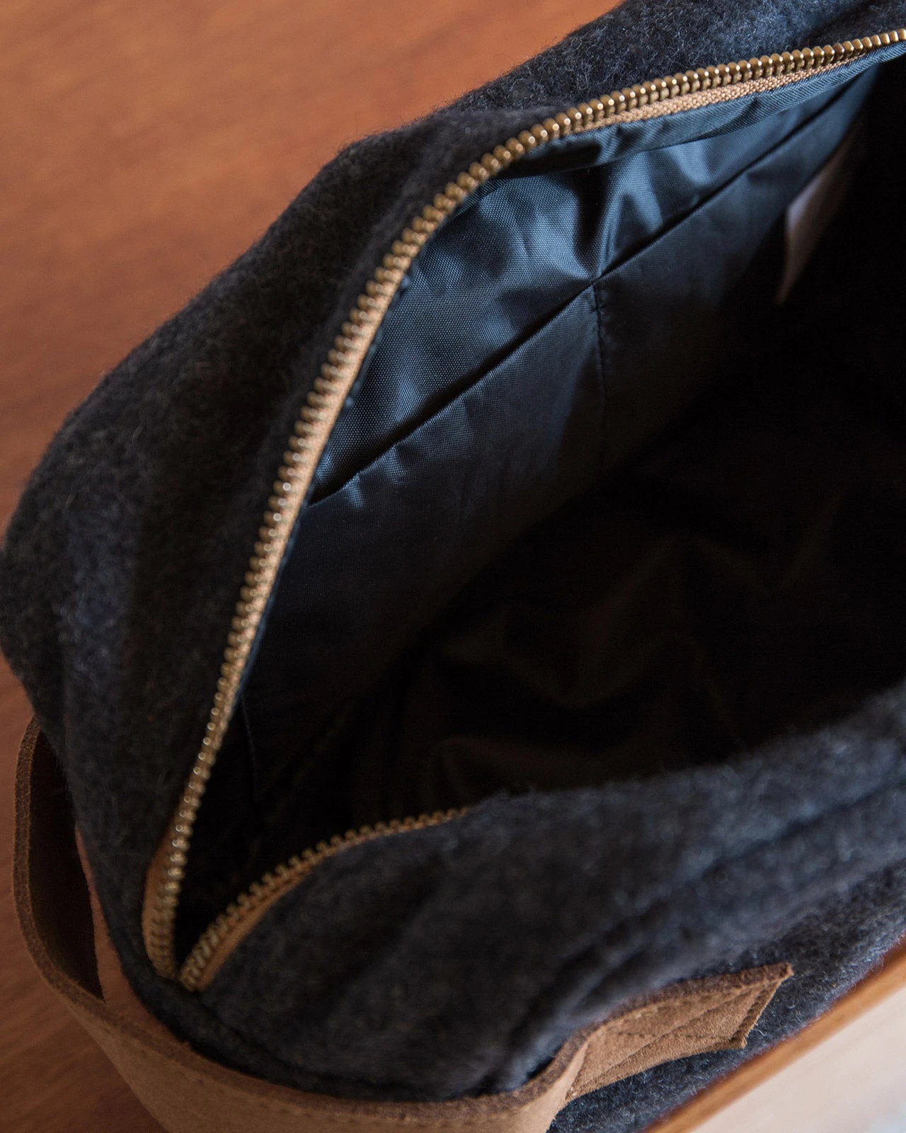 La Trousse De Toilette Le Parrain En Laine - Gris Anthracite 5 La Trousse De Toilette Le Parrain En Laine - Gris Anthracite – Image 3