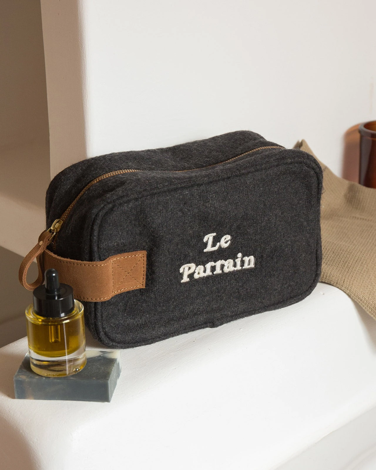 La Trousse De Toilette Le Parrain En Laine - Gris Anthracite 3 La Trousse De Toilette Le Parrain En Laine - Gris Anthracite