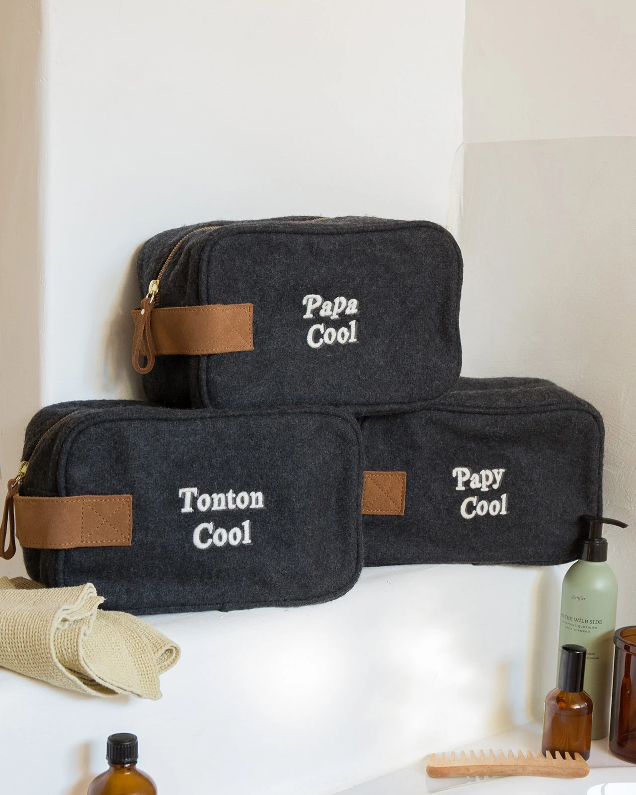 La Trousse De Toilette Papa Cool En Laine - Gris Anthracite 7 La Trousse De Toilette Papa Cool En Laine - Gris Anthracite – Image 5