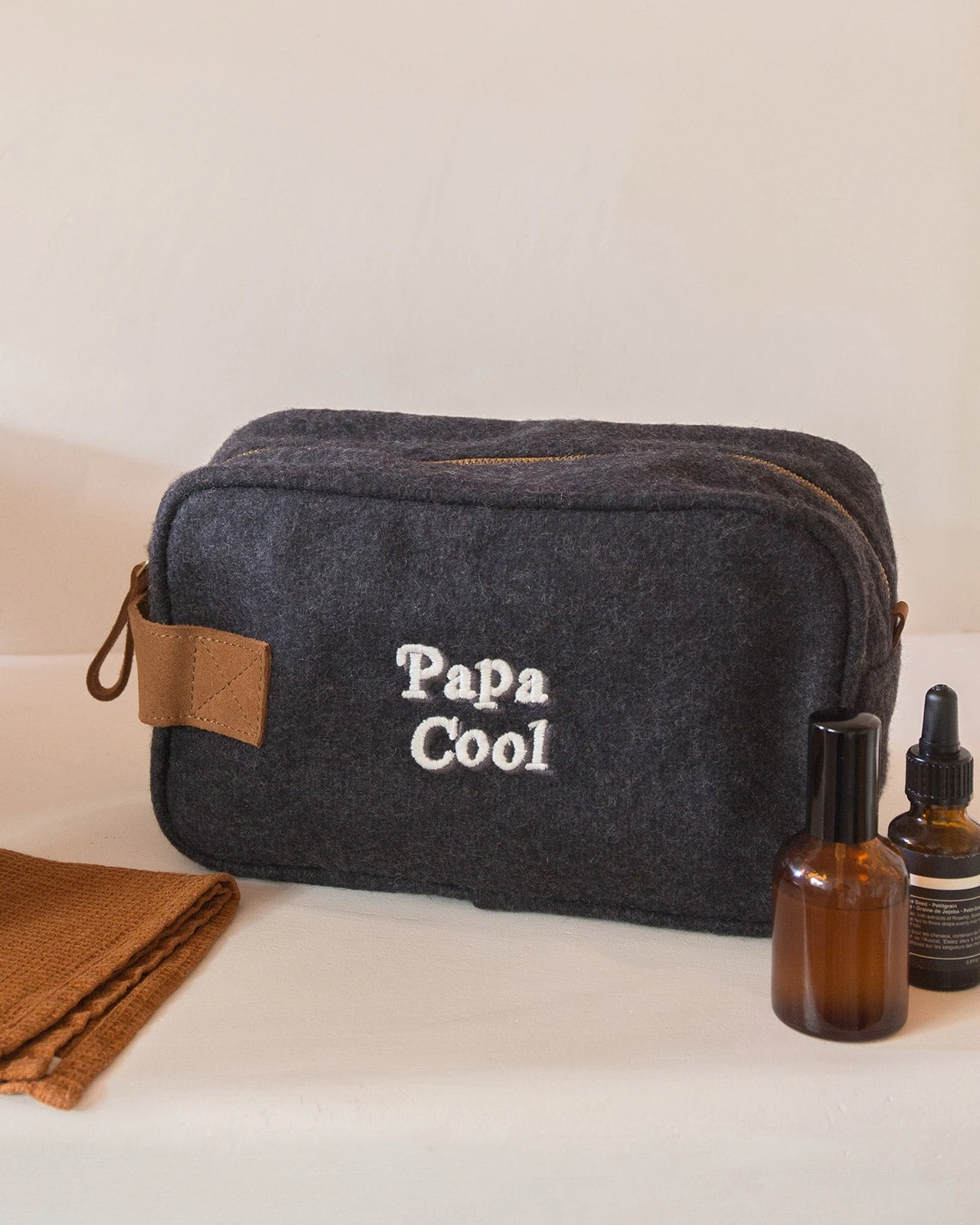 La Trousse De Toilette Papa Cool En Laine - Gris Anthracite 3 La Trousse De Toilette Papa Cool En Laine - Gris Anthracite