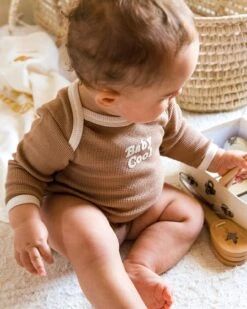Le Body Baby Cool En Coton Bio Nid D'abeille - Praliné -Bijoux Magasin le body baby cool en coton bio nid dabeille praline 4