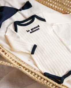 Le Body Le Grand Amour Et Le Pantalon - Crème 19 Le Body Le Grand Amour Et Le Pantalon - Crème -Bijoux Magasin le body le grand amour en coton bio creme emoi emoi 11 13ca447e 5da9 49ba bc38 d1879b936b77