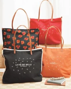 Le Cabas Brodé La Vie Est Belle En Famille Bleu Nuit -Bijoux Magasin le cabas brode la vie est belle en famille bleu nuit emoi emoi 1