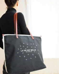 Le Cabas Brodé La Vie Est Belle En Famille Bleu Nuit -Bijoux Magasin le cabas brode la vie est belle en famille bleu nuit emoi emoi 3