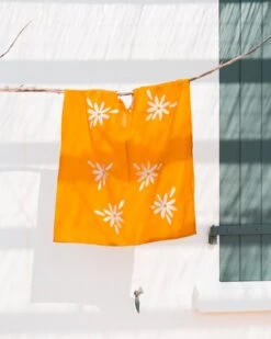 Le Caftan Brodé Pâquerettes Enfant - Mangue -Bijoux Magasin le caftan brode paquerettes enfant mangue emoi emoi 2