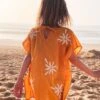 Le Caftan Brodé Pâquerettes Enfant - Mangue 1 Le Caftan Brodé Pâquerettes Enfant - Mangue -Bijoux Magasin le caftan brode paquerettes enfant mangue emoi emoi 4