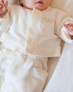 Le Cardigan Bébé Le Grand Amour En Coton Bio - Crème -Bijoux Magasin le cardigan brode le grand amour bebe en coton bio creme 4 47b68aa0 cbae 40bd 8582 3c2f4492796c