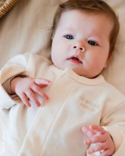 Le Cardigan Bébé Le Grand Amour En Coton Bio - Crème -Bijoux Magasin le cardigan brode le grand amour bebe en coton bio creme 6 b35501bb 48be 416b b495 0ec25ffac0f8
