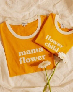 Le T-shirt Flower Child En Coton Bio - Mangue -Bijoux Magasin le duo de t shirts mama flower flower child mangue emoi emoi a60649a7 4516 4bda 9d1a 2631fedb1f63