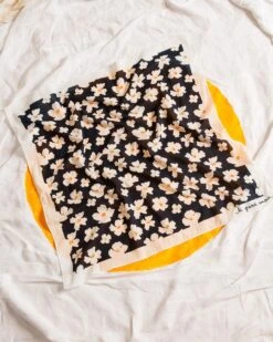 Le Foulard Anémones En Coton - Bleu Nuit -Bijoux Magasin le foulard anemones en coton blueberry 2