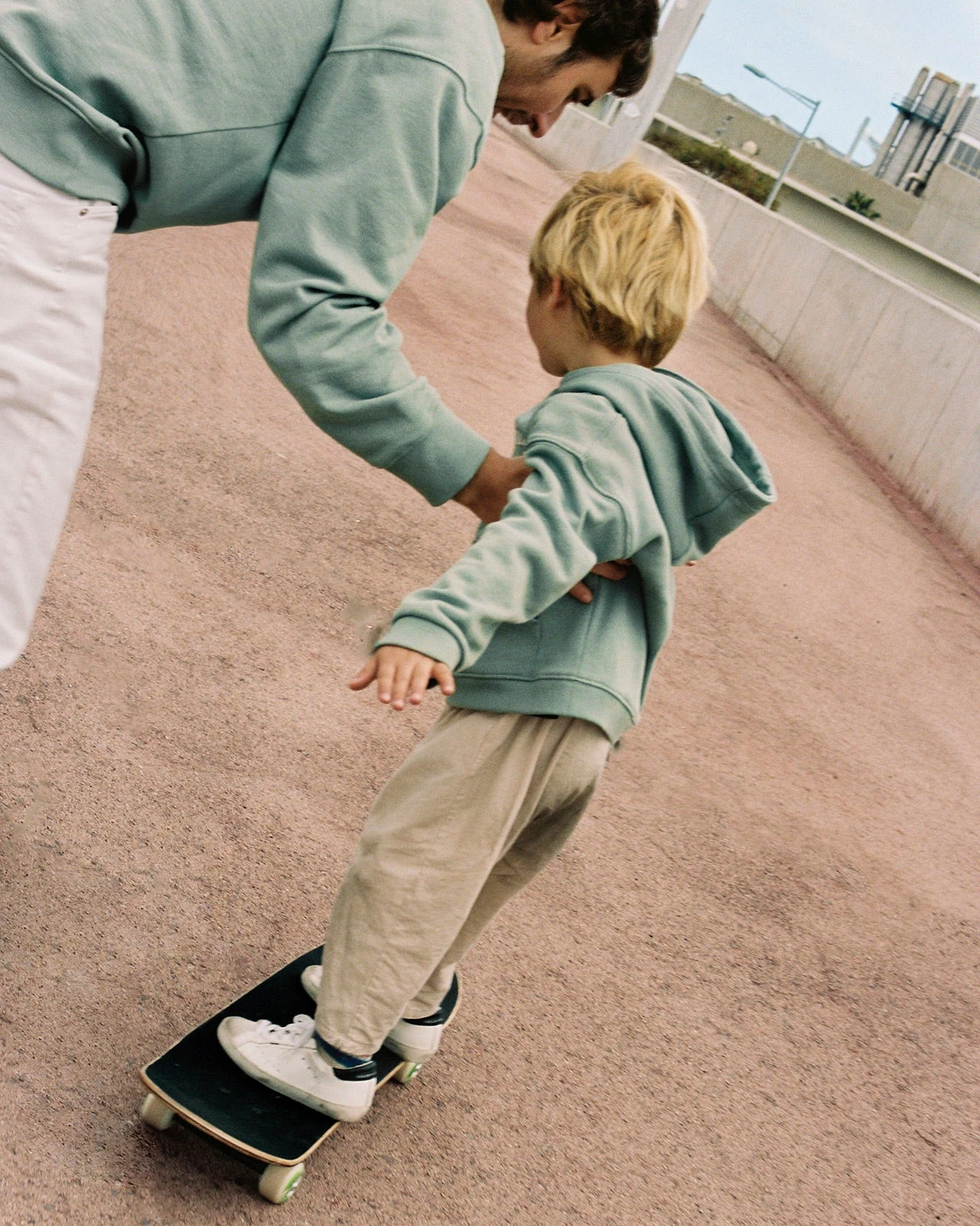 Le Hoodie Brodé Mini Cool En Coton Bio - Olive 6 Le Hoodie Brodé Mini Cool En Coton Bio - Olive – Image 4