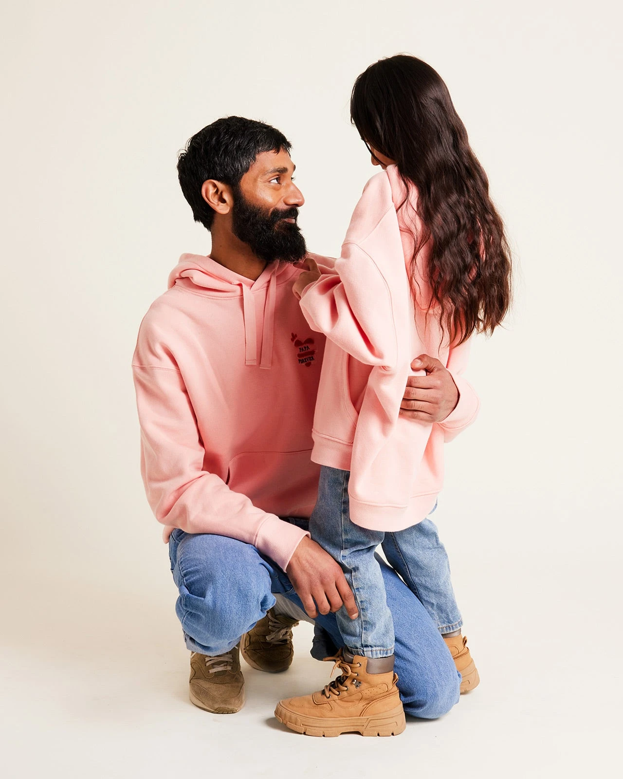 Le Hoodie Brodé Papa Forever Homme En Coton Bio - Rose 5 Le Hoodie Brodé Papa Forever Homme En Coton Bio - Rose – Image 3