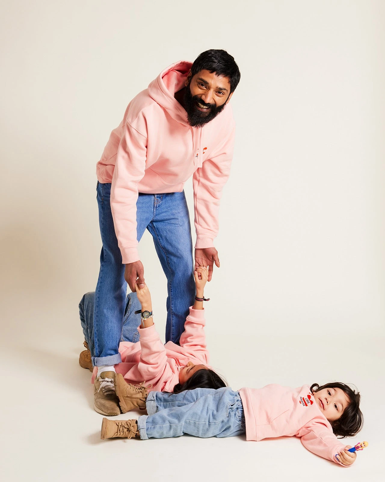 Le Hoodie Brodé Papa Forever Homme En Coton Bio - Rose 10 Le Hoodie Brodé Papa Forever Homme En Coton Bio - Rose – Image 8