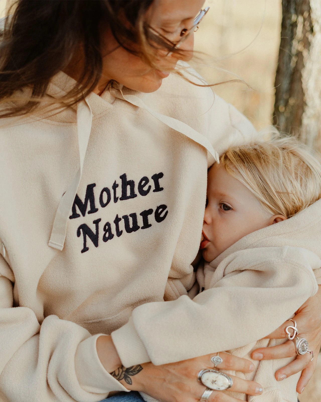 Le Hoodie D'allaitement Mother Nature En Polaire Recyclée - Latte 6 Le Hoodie D'allaitement Mother Nature En Polaire Recyclée - Latte – Image 4