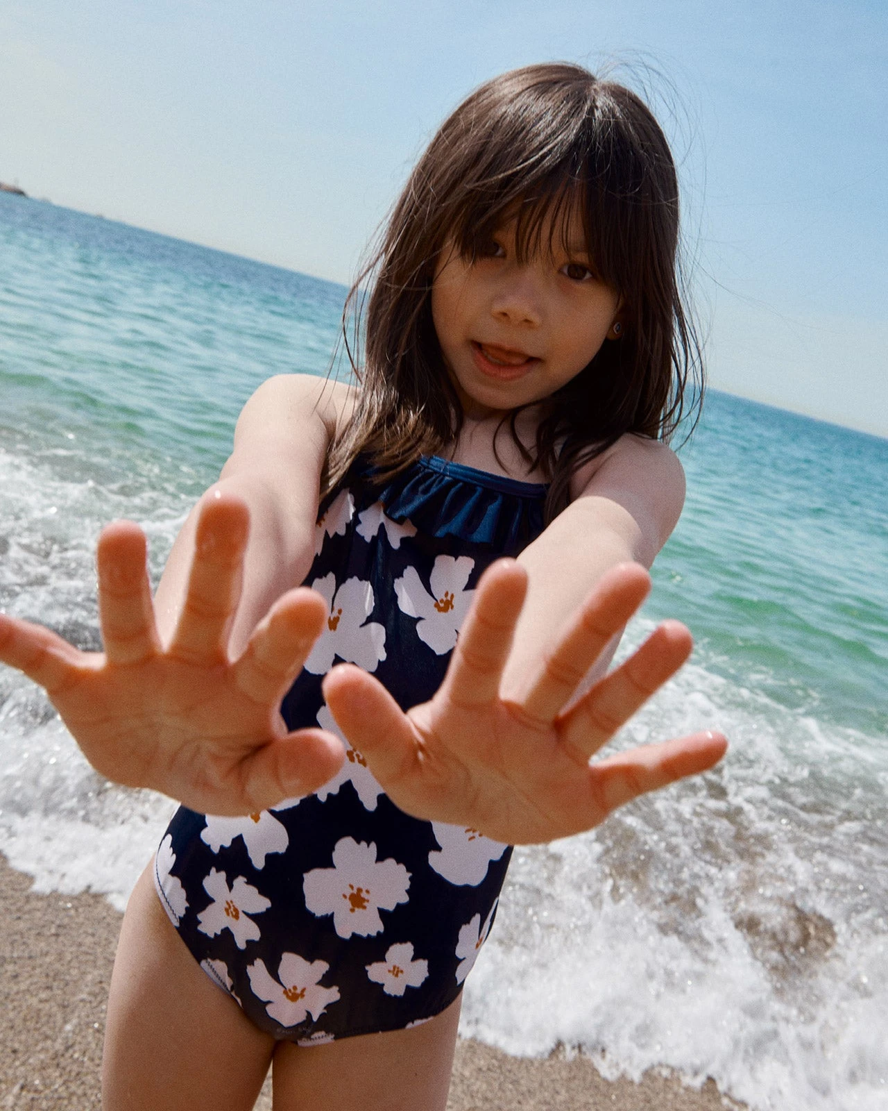 Le Maillot Une Pièce Anémones Enfant - Gili's X émoi émoi 4 Le Maillot Une Pièce Anémones Enfant - Gili's X émoi émoi – Image 2