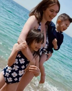 Le Maillot Une Pièce Anémones Enfant - Gili's X émoi émoi 15 Le Maillot Une Pièce Anémones Enfant - Gili's X émoi émoi -Bijoux Magasin le maillot une piece anemones enfant gilis x emoi emoi 5