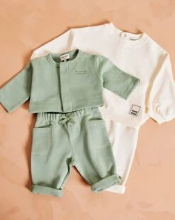 Le Pantalon Lars En Coton Bio - Olive 14 Le Pantalon Lars En Coton Bio - Olive -Bijoux Magasin le pantalon bebe en coton bio olive 3
