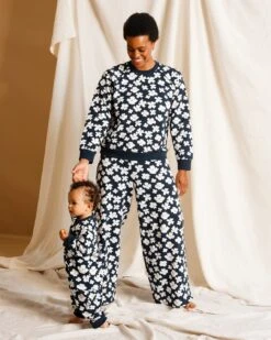 Le Sweat Stella Femme En Coton Bio - Anémones Bleu Nuit -Bijoux Magasin le pantalon de jogging pauline en coton bio anemones bleu nuit 4 66075e7c 6457 44f9 a49f 367fe3355f66