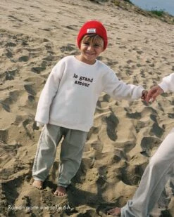 Le Sweat Enfant Le Grand Amour Et Le Pantalon Lars Crème -Bijoux Magasin le pantalon lars en coton bio et le sweat enfant le grand amour en polaire recyclee 1 Copietaille
