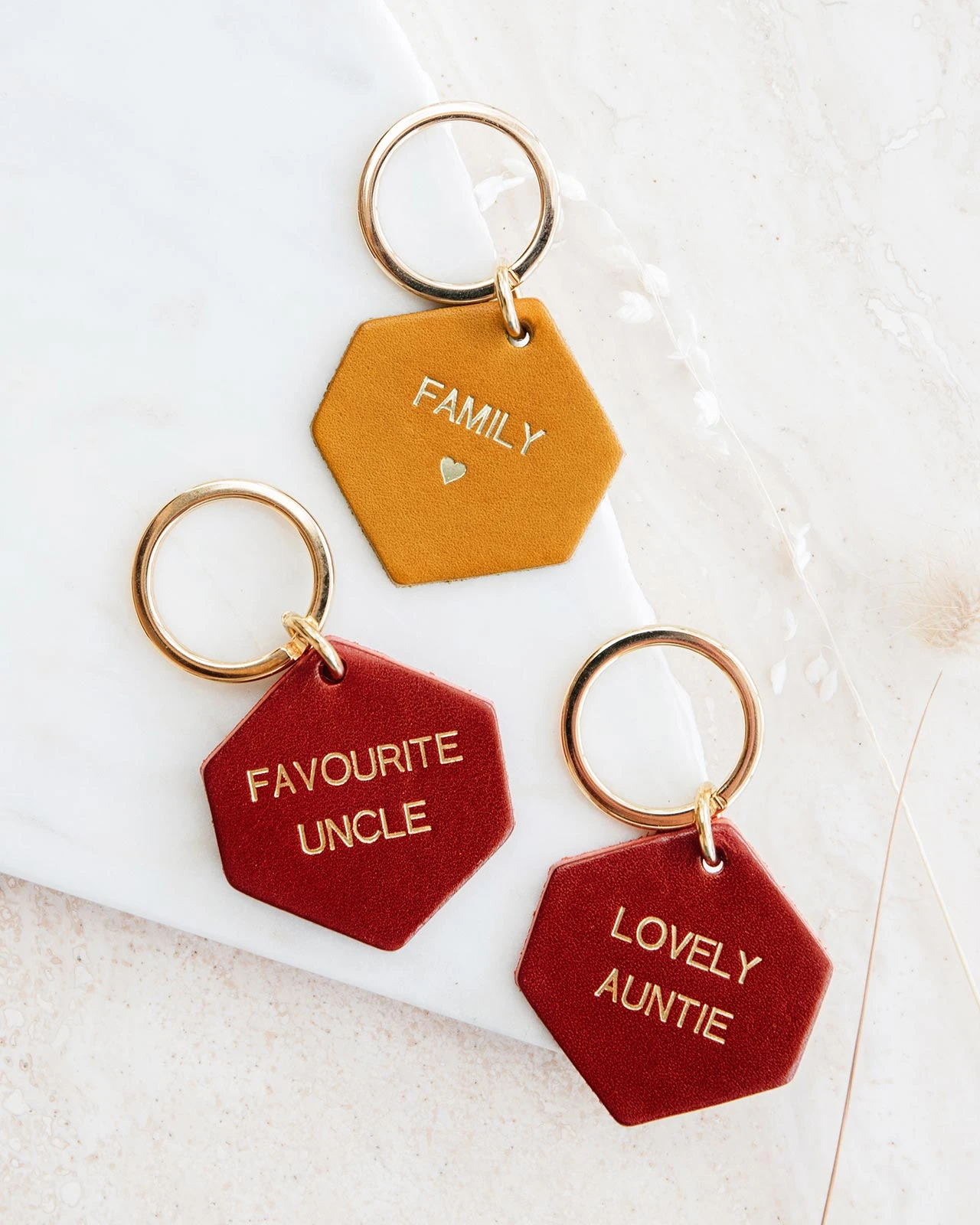 Le Porte-clés Favourite Uncle En Cuir Rouge - Fauvette X émoi émoi 4 Le Porte-clés Favourite Uncle En Cuir Rouge - Fauvette X émoi émoi – Image 2